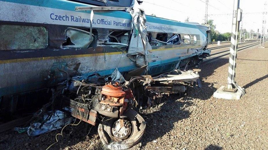 V Poľsku sa zrazil rýchlik Pendolino s nákladným autom, 15 ľudí hospitalizovali