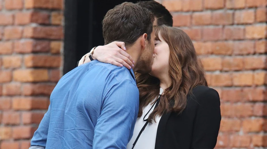 Nové foto z Fifty Shades Darker. Vášnivé bozky a nový fešák na pľaci