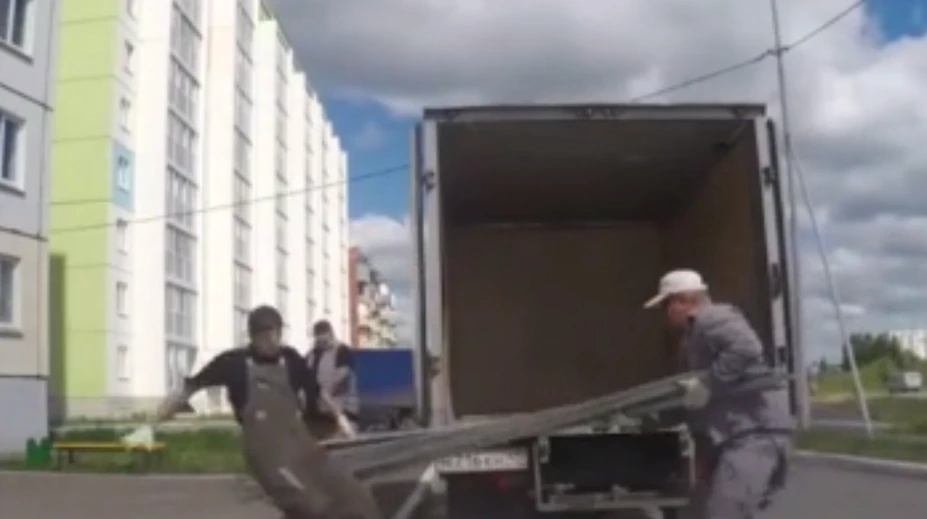 VIDEO: Pat a Mat skutočne existujú, opití sťahováci vás o tom presvedčia