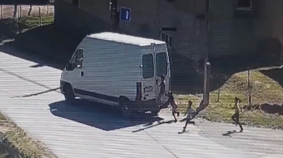 Nebezpečná hra pri osadách. Deti naskočia zozadu na dodávku, snažia sa tam čo najdlhšie udržať