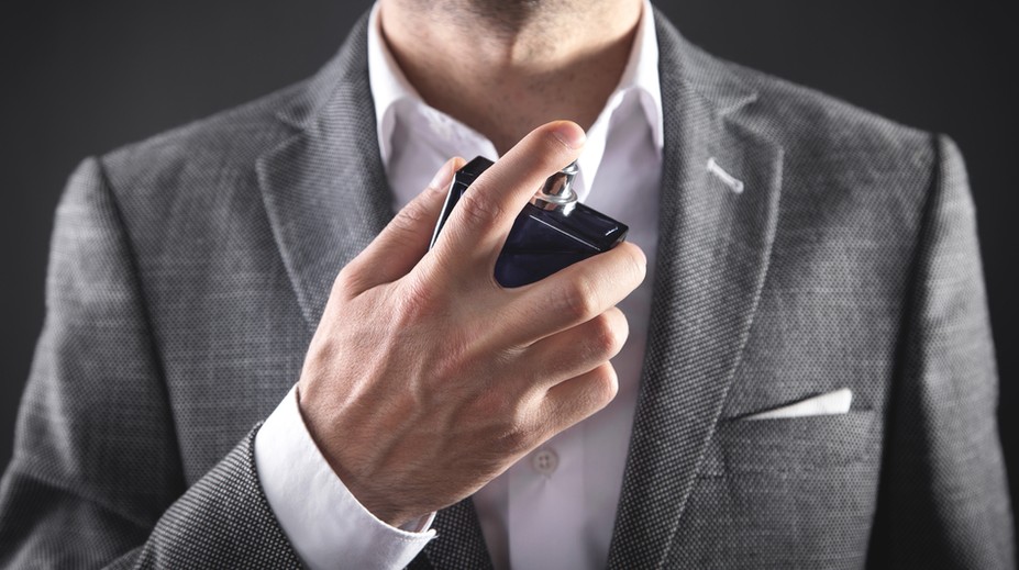 Toaletná voda svetoznámeho módneho návrhára má veľký problém. Môže znížiť plodnosť a podráždiť pokožku