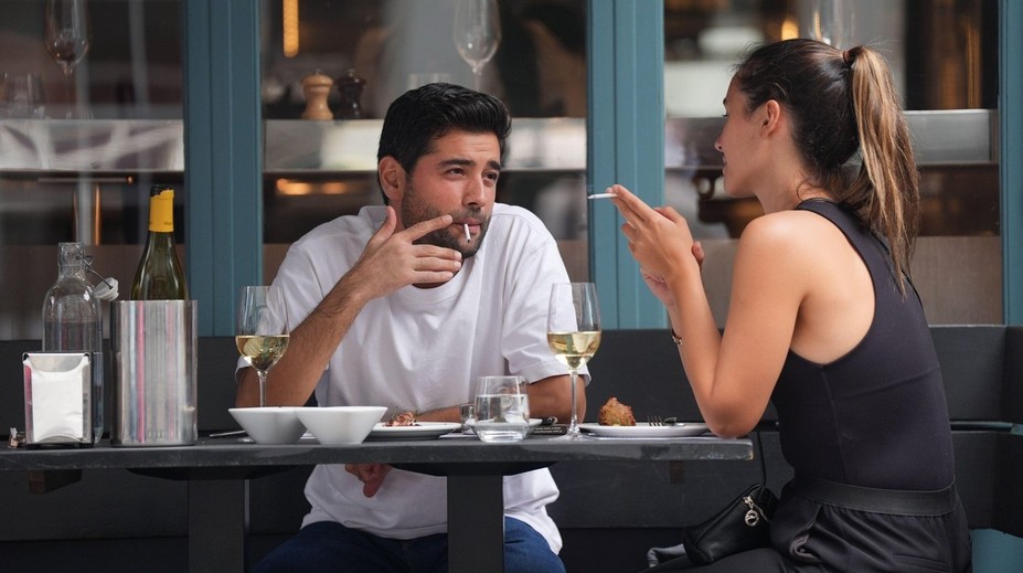 Cigareta na terase bude možno minulosťou. Európska komisia má v pláne zákaz fajčenia aj vonku