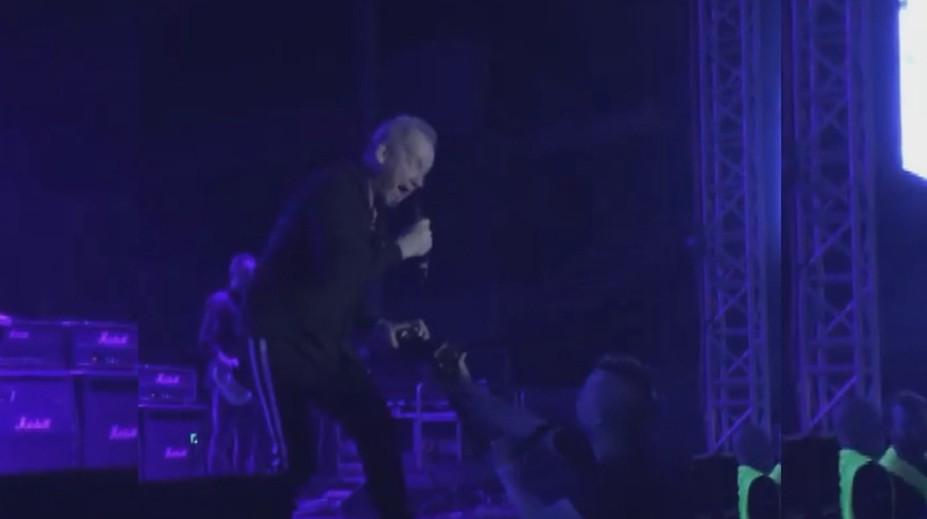 Spevák David Koller na koncerte neudržal nervy a odniesol si to fotograf