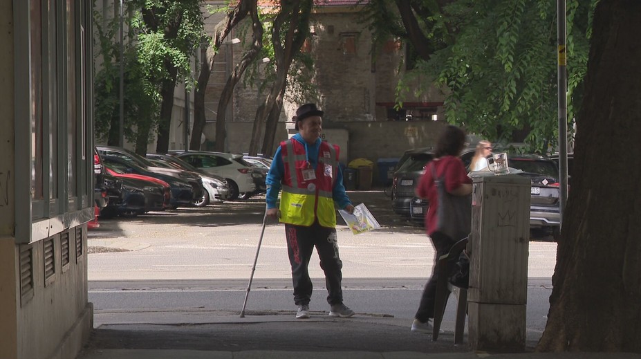 Ponúkajú im možnosť, ako si udržať ľudskú dôstojnosť. Strávili sme deň s pouličnými predajcami časopisov
