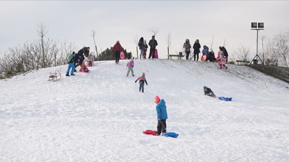 Zasnežili im malý kopec. Deti z juhu Slovenska majú sánkovačku, ako sa patrí