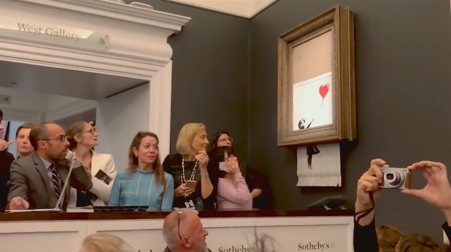 Banksyho žartík s obrazom predsa nevyšiel. Video ukazuje, čo sa malo stať