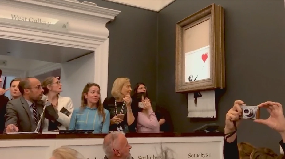 Banksyho žartík s obrazom predsa nevyšiel. Video ukazuje, čo sa malo stať