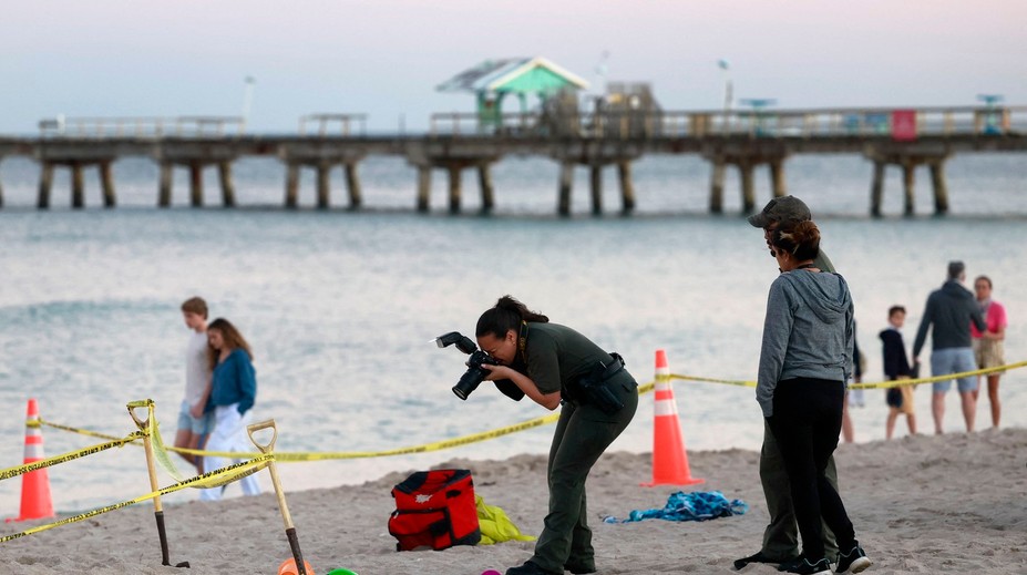 Rodinná tragédia na pláži. Brata so sestrou zavalil piesok, sedemročné dievčatko neprežilo