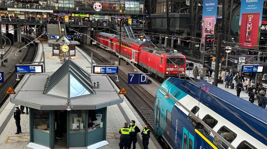 Poplach na stanici v Nemecku. Vo vlaku sa viezli dvaja ľudia s podozrením na smrtiaci vírus