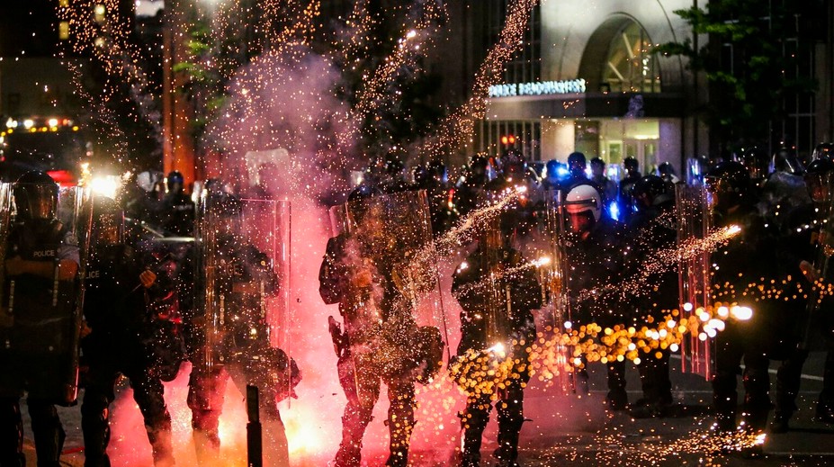 Nepokoje v USA sa vyostrujú: V St. Louis postrelili štyroch policajtov