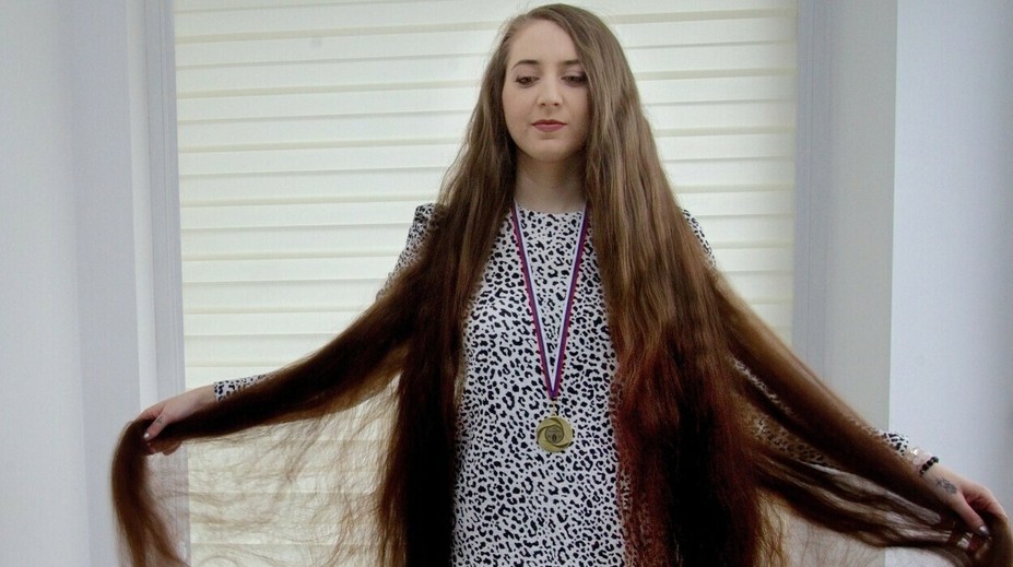 Najdlhšie vlasy Slovenska má mladé dievča z Prievidze. Zapísali ju do knihy rekordov