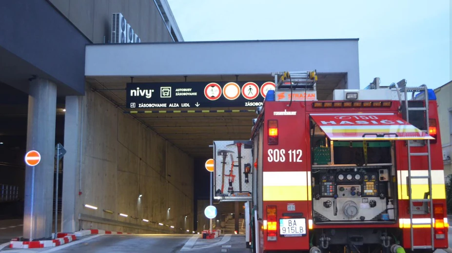 Poplach na autobusovej stanici v Bratislave. Pre požiar evakuovali cestujúcich aj ľudí z nákupného centra