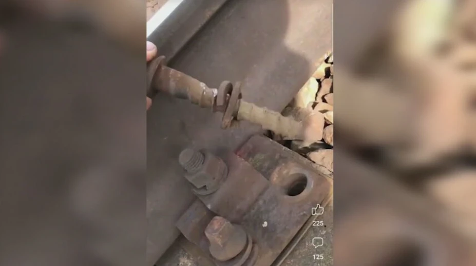 VIDEO: Zo železničnej trate ide hrôza. Ľudia sa na západnom Slovensku boja sadnúť na vlak
