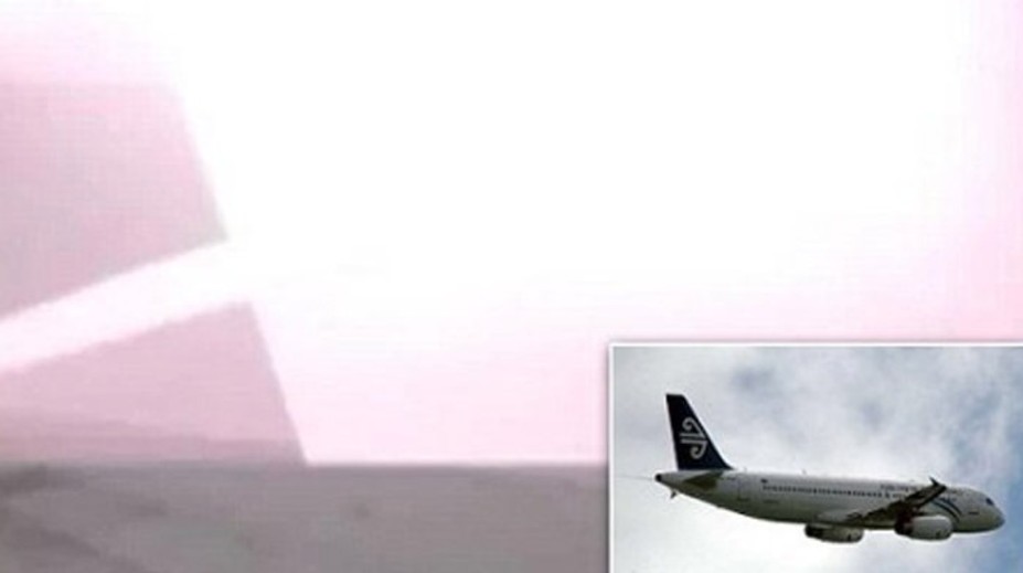 Krátko po štarte udrel do lietadla blesk. Cestujúci prežili nočnú moru