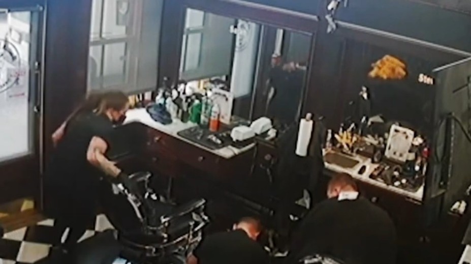 VIDEO: Krvavý incident v barbershope. Muž si pred očami zákazníka nechtiac zapichol do hrude nožnice