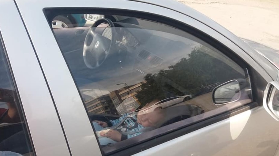 Dráma v Galante. Policajti dostali z rozhorúčeného auta dve malé deti