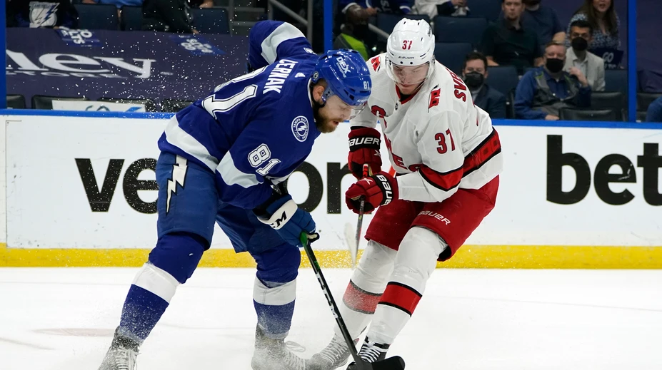 Tampa sa priblízila postupu, Boston sa dotiahol na Islanders