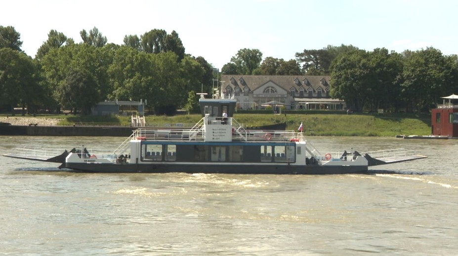 Zaplatili milióny a nemajú z toho nič. Štát pred štyrmi rokmi kúpil kompu, ktorá iba kotví na Dunaji