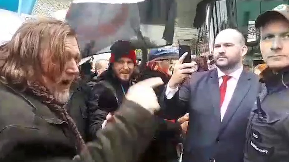 Slovná prestrelka medzi kollárovcami a protestujúcimi: Vznikla poriadne napätá atmosféra