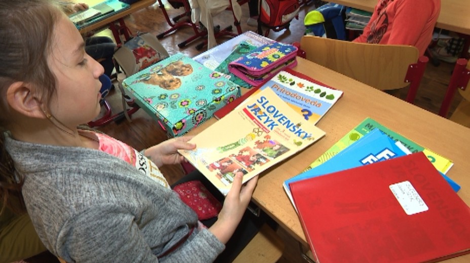 Koniec zbierkam na učebnice? Rodičia už možno nebudú platiť za knihy