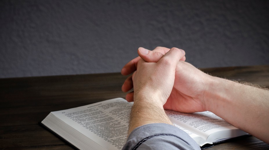 Chcel sa pomodliť, teraz mu hrozí až 5 rokov väzenia. Polícia obvinila muža z krádeže auta