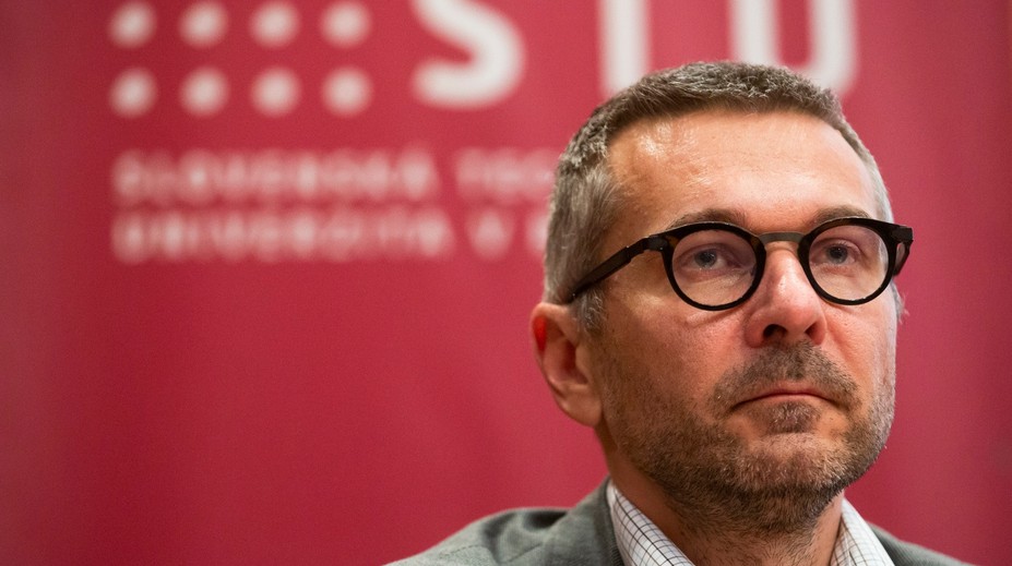 Dekan fakulty informačných technológií STU zostáva vo funkcii, rozhodol akademický senát