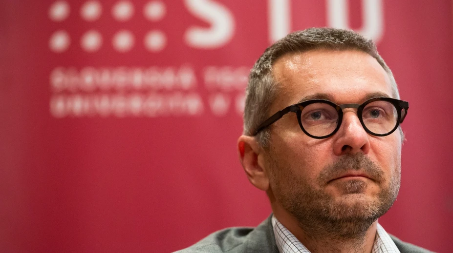 Dekan fakulty informačných technológií STU zostáva vo funkcii, rozhodol akademický senát