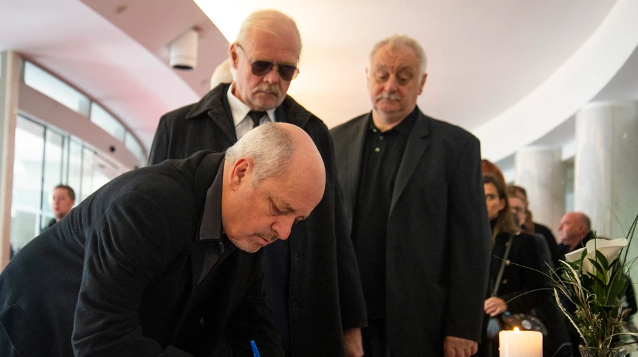 FOTO a VIDEO: Priatelia, rodina i verejnosť sa rozlúčili s Mariánom Geišbergom (†64)