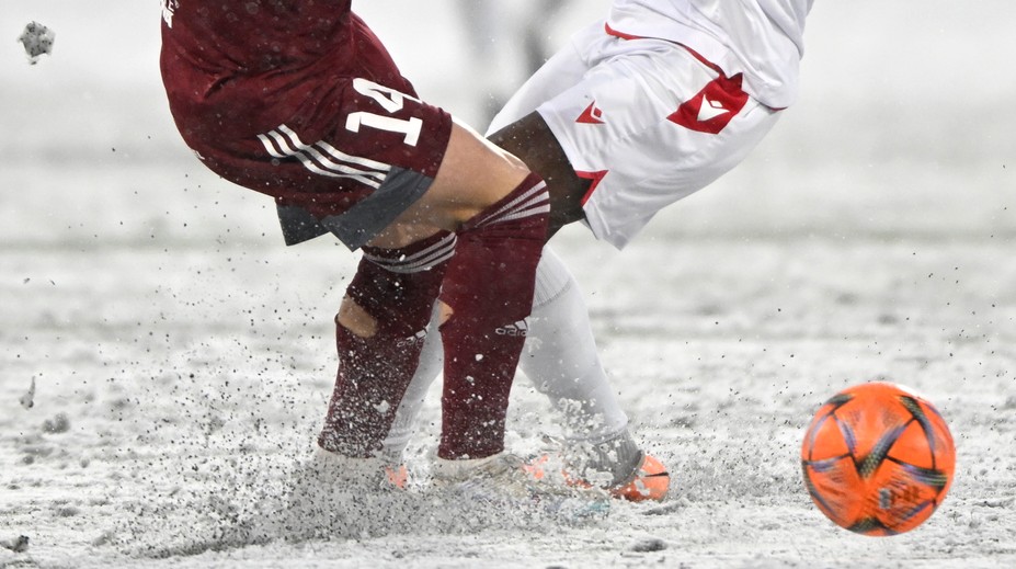 Prečo sa Niké liga musí hrať aj v decembri na zlých trávnikoch? Tu je reakcia kompetentných