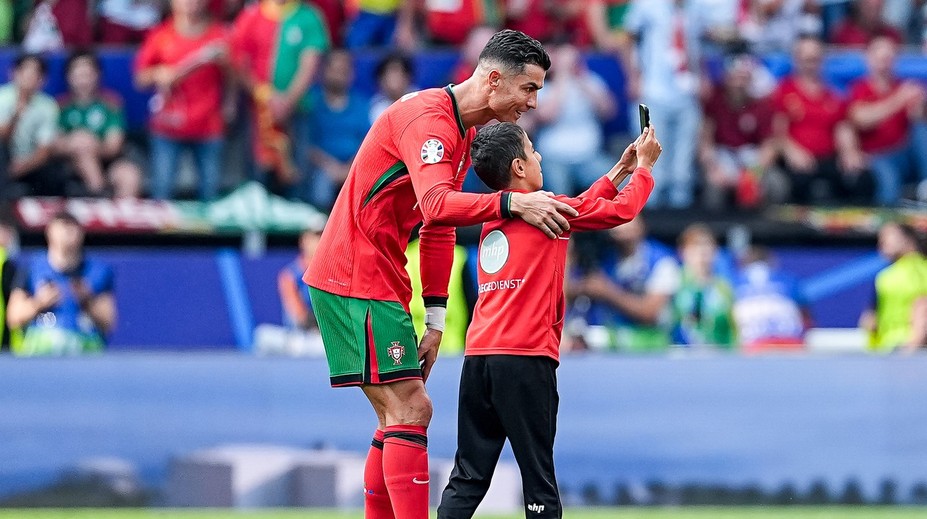VIDEO: Selfie s Ronaldom skúšali na trávniku až piati. Usporiadateľ namiesto výtržníka „zostrelil“ Portugalčana