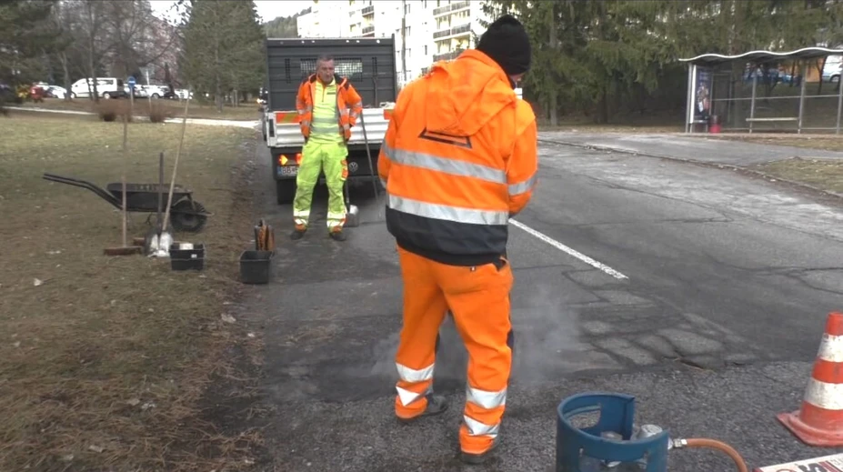 Hlboké výtlky trápia vodičov po celom Slovensku. Väčšina miest čaká s opravami na teplejšie počasie