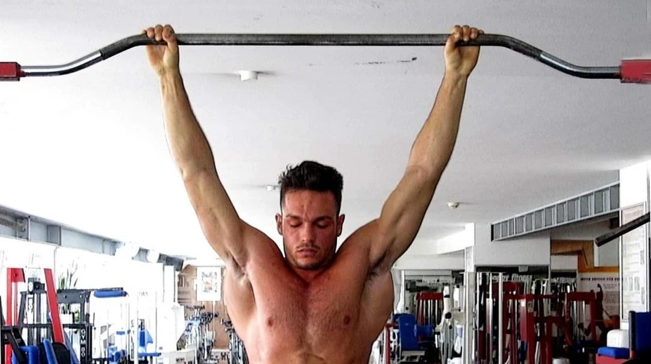 Bodybuilder (30) zavraždil oboch svojich rodičov. Všetko sa začalo obyčajnou prosbou