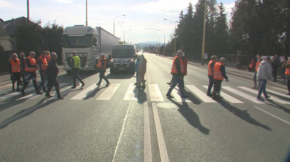 Chcú urýchliť výstavbu severného obchvatu. Nespokojní Prešovčania na hlavnom ťahu zablokovali dopravu