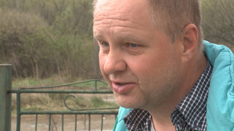 Zúfalý muž už pobehal všetky úrady. Nikto mu nechce dať doklady