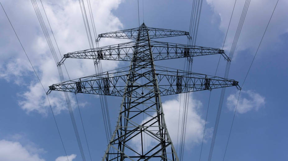 Energetická kalamita: Na západnom a strednom Slovensku sú tisíce ľudí bez elektriny