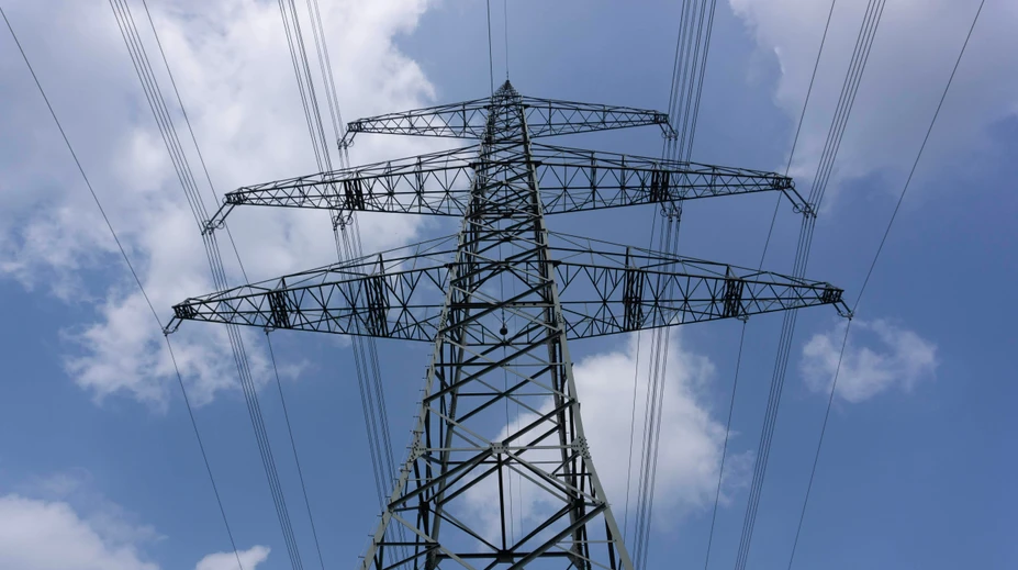 Energetická kalamita: Na západnom a strednom Slovensku sú tisíce ľudí bez elektriny