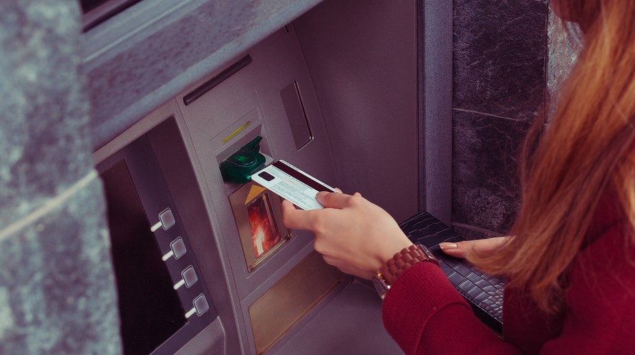 Žena po prehýrenej noci zistila, že má na účte 50-miliardovú „sekeru“. Vysvetlenie bolo jednoduché