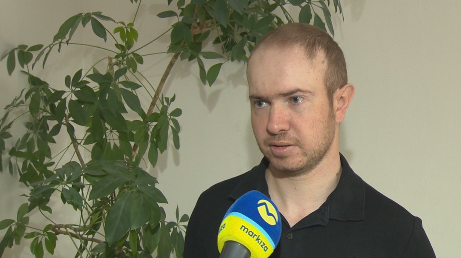 Viktora policajti podozrievali, že nahlásil bombu. Po tvrdom zásahu kukláčov skončil u psychiatra