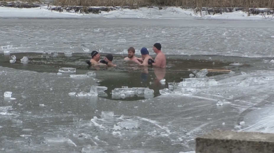 Voda v zamrznutých jazerách je teplejšia ako vzduch. Otužilci jej nedokážu odolať