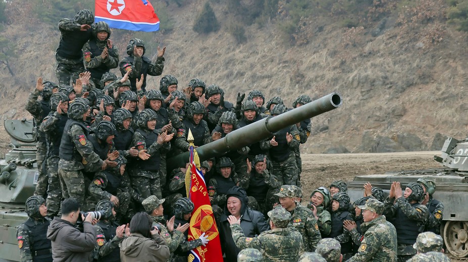 Kim Čong-un sa pripojil k svojim vojakom, počas výcviku sadol do tanku
