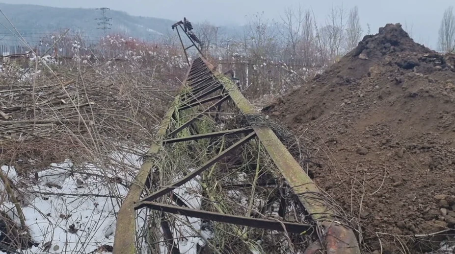Káble potrhal pri páde zhrdzavený stožiar. Vo Zvolene porucha s dodávkou elektriny pár dní potrvá