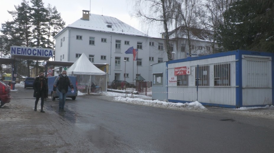 Oravu naplno zasiahla štvrtá vlna: Miera pozitivity je vysoká, testovacie miesta nestíhajú