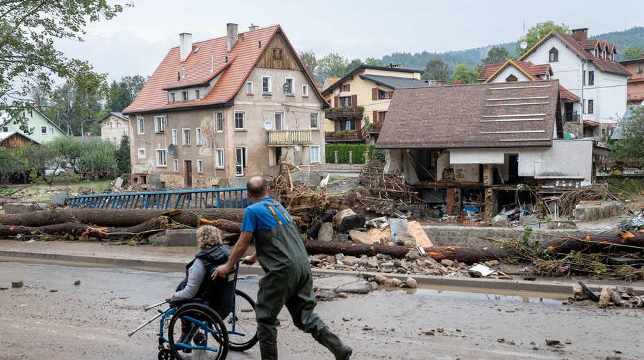 FOTO: Nemajú sa kam vrátiť. Poľský novinár ukázal, ako vyzerá ich dom a mesto po ničivých záplavách