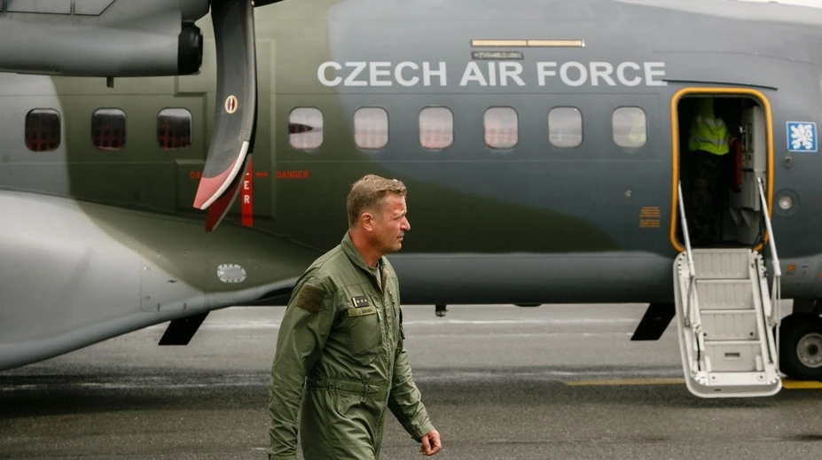 České armádne lietadlo s tímom lekárov zachránili život slovenskému bábätku