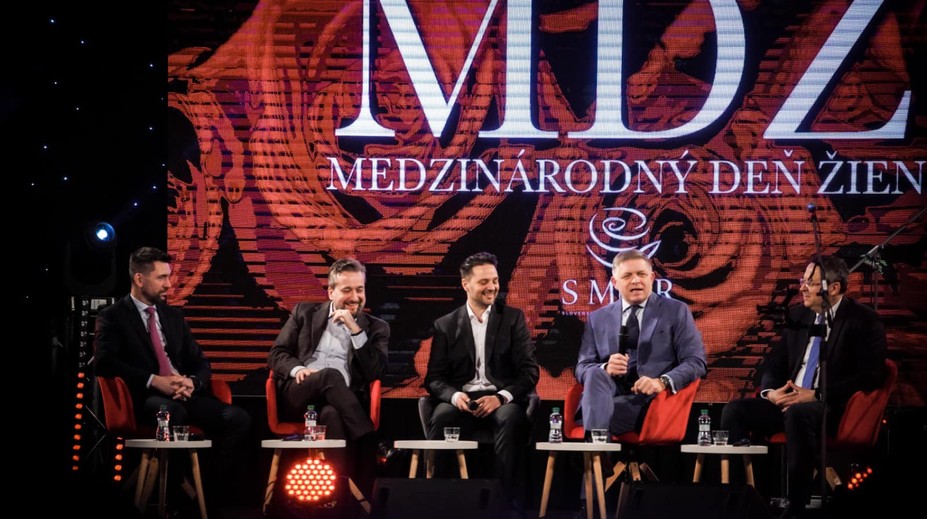 Smerácke MDŽ sa stali tradíciou. Opozičné političky odkazujú, že karafiát nestačí