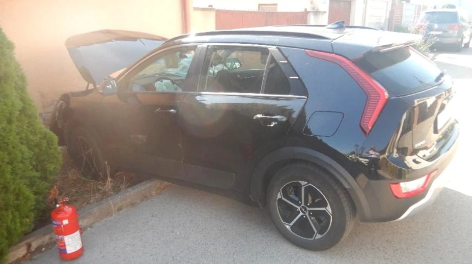 Rozbil čelné sklo, zlomil blatník, poškodil motor. V Dunajskej Lužnej šoféroval 11-ročný chlapec