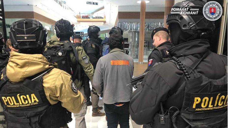 Kukláči v bratislavskom Auparku zadržali muža (38), ktorý sa vyhrážal výbušninou