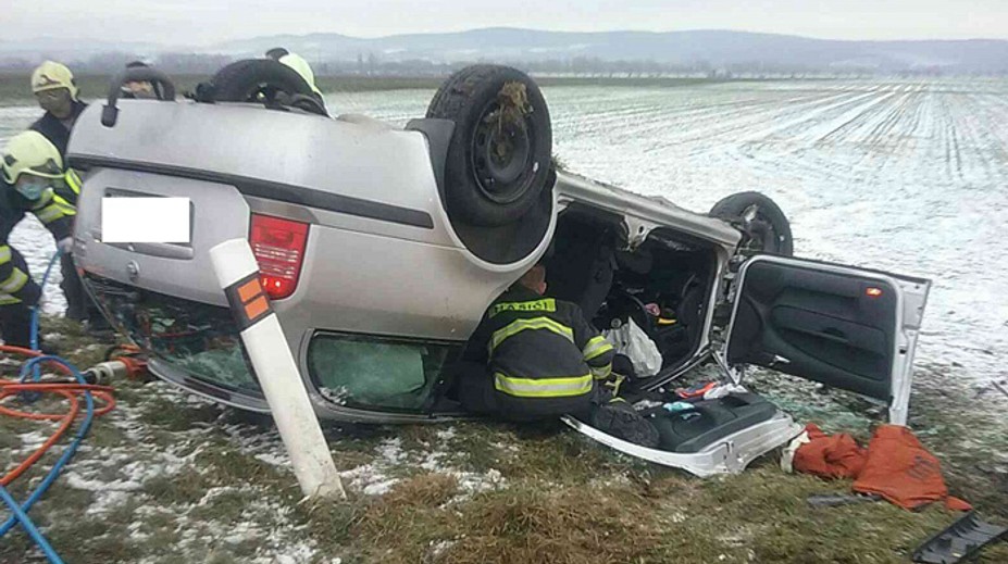 Vážna nehoda pri Piešťanoch. Po zrážke troch áut skončilo jedno na streche