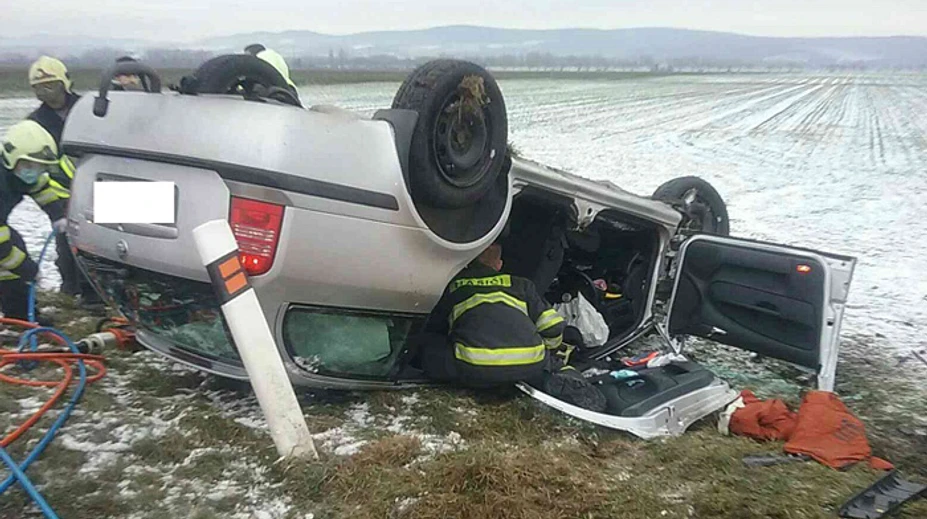 Vážna nehoda pri Piešťanoch. Po zrážke troch áut skončilo jedno na streche
