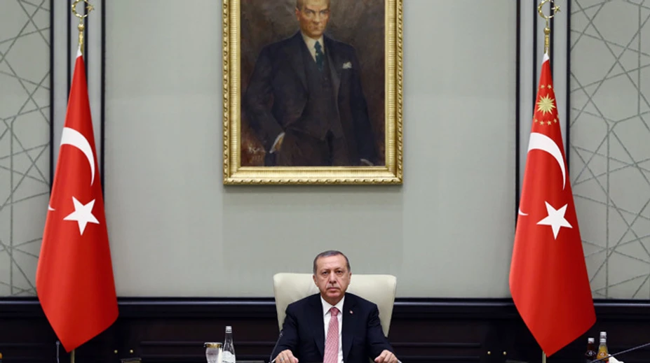 Erdogan chce dostať armádu aj tajnú službu pod svoju kontrolu